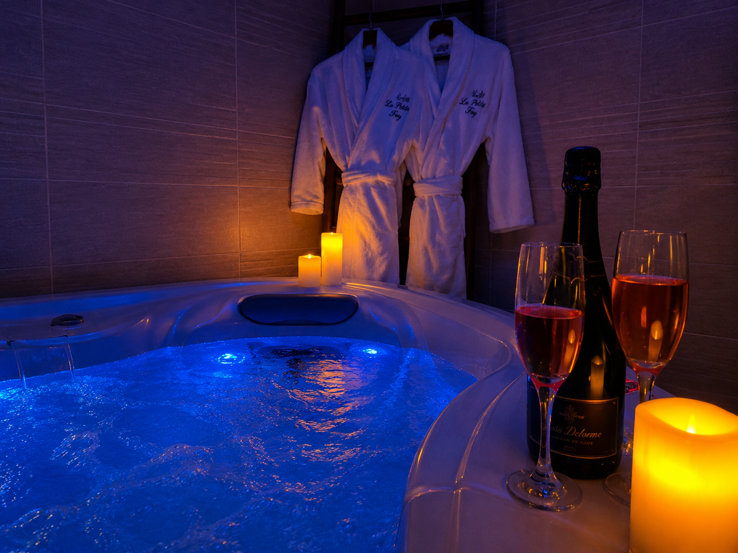 Spa privatif de La Petite Fay avec bougies, peignoirs